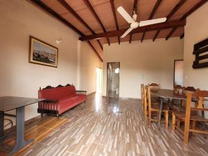 a living room with a red couch and a table at Don Roque in Piribebuy