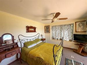 a bedroom with a bed and a flat screen tv at El Estero Lago Rapel in El Estero