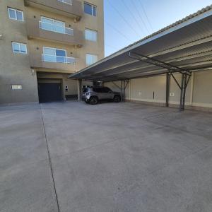 a car parked in a parking lot in front of a building at Depto nivel ejecutivo in Villa Regina