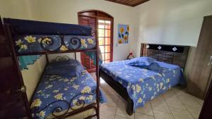 a bedroom with two bunk beds and a window at Chácara em Boituva-SP com piscina e churrasqueira in Boituva +199 photos