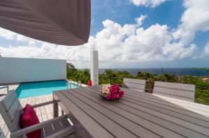 Ein Balkon oder eine Terrasse in der Unterkunft Bonaire Bay View Villa