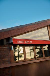 ein Sun-Hotel-Schild auf einem Gebäude in der Unterkunft Surf Hotel in Torquay