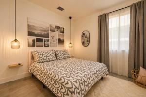 a bedroom with a bed and a window at Avi Lux Stay in Miami