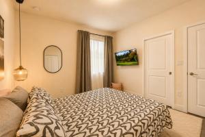 a bedroom with a bed and a tv on the wall at Avi Lux Stay in Miami