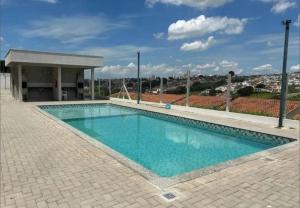 a swimming pool on top of a building at Flat em Varginha, Minas Gerais com Lazer Total e Estacionamento Gratuito in Varginha