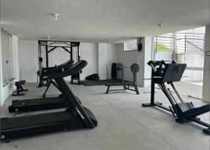 a gym with treadmills and machines in a room at Flat em Varginha, Minas Gerais com Lazer Total e Estacionamento Gratuito in Varginha