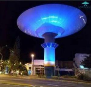 a large object is lit up with blue lights at Flat em Varginha, Minas Gerais com Lazer Total e Estacionamento Gratuito in Varginha
