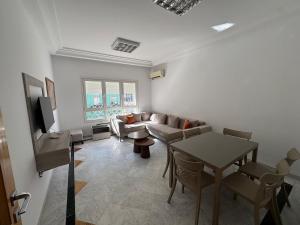 a living room with a couch and a table at Résidence Tasnim Ennasr in Ariana