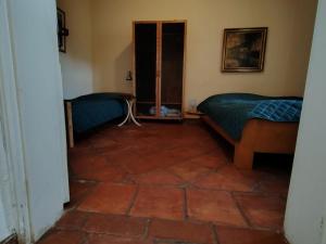 a room with two beds and a tile floor at Bacchus-hof in Báta