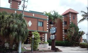 a street sign in front of a building at Miami Princess Hotel in Miami