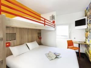 ein Schlafzimmer mit einem Bett und einem Etagenbett in der Unterkunft hotelF1 Dole in Dole