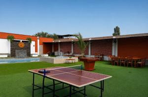 a ping pong table in the middle of a yard at Búnker de Coco in Pachacamac