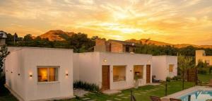 a villa with a view of the mountains at AROMA DEL POTRERO PISCINA CLIMATIZADA CUBIERTA disponible desde Septiembre in Potrero de los Funes