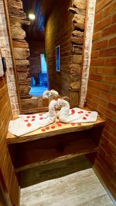 a bed in a room with a mirror at Vila do Sossego in São Bento do Sapucaí +34 photos
