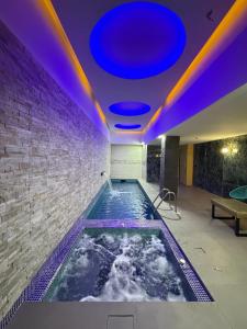 ein Whirlpool in einem Raum mit violetter Beleuchtung in der Unterkunft Platinum Hôtel Spa Abidjan Cocody in Abidjan