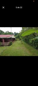 a picture of a yard with a house in the background at Quinta los almendros in Jabillos