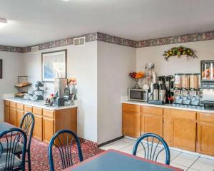a coffee shop with a counter and tables and chairs at Rodeway Inn Tucumcari in Tucumcari