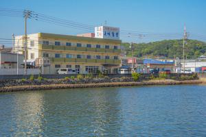 a building sitting next to a body of water at 美咲旅館 in Sakaide