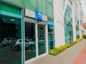 a store front with a lot of glass doors at ibis budget Vitoria in Vitória
