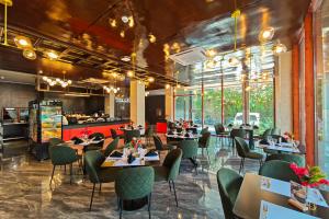 ein Restaurant mit Tischen und Stühlen und einer Bar in der Unterkunft Madayaw Hotel Tagum in Tagum