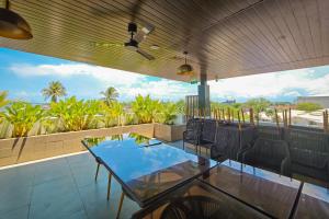 Ein Glastisch und Stühle auf einem Balkon mit Aussicht in der Unterkunft Madayaw Hotel Tagum in Tagum