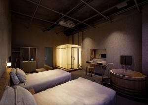 a hotel room with two beds and a kitchen at 島泊 島飯 島湯 in Tonosho