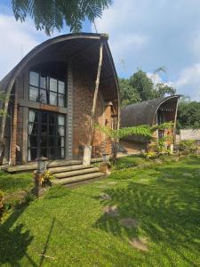 a round house with a dome roof on a yard at Villa Sasandu Termanu in Gadog
