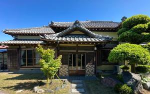 an asian style house with a roof at 館山ガーデンヴィラ 宮城ハウス - 平屋一棟貸し 屋根付きBBQ ペットok in Tateyama