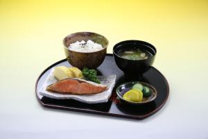 ein Teller mit Sushi und eine Schüssel Suppe in der Unterkunft Hotel D.D in Kashiba