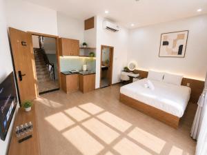 a large bedroom with a bed and a bathroom at Min Sweet Home 2 in Danang
