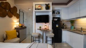 a small kitchen with a small table in a room at KL Tower Luxury Boutique Hotel Studio Fast WiFi Resort Swimming Pool Sauna & Gym in Manila