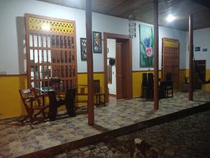 a dining room with a table and chairs in a room at La Escondida in Jardin