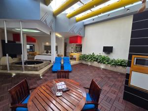 a large living room with a table and chairs at Hotel Alcampo in Querétaro