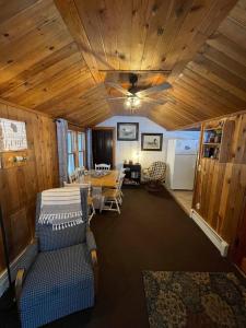 a living room with a ceiling fan and a table at Pine Haven in Mercer