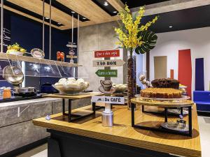 a bakery with a table with a cake on it at ibis budget Manaus in Manaus