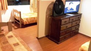 TV a/nebo společenská místnost v ubytování Hotel Pradera Verde Inn