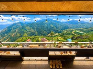 a window with a view of a mountain at Xìu Homestay Tà Xùa in Bắc Yên