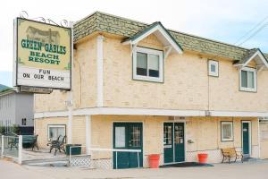 a building with a sign that reads green cats beach resort at Studio Suite 7 at Green Gables Resort in Osoyoos