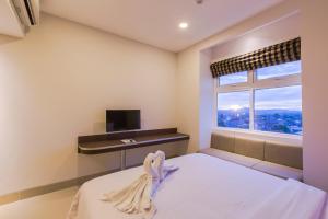 Tempat tidur dalam kamar di Sparks Odeon Sukabumi, ARTOTEL Curated