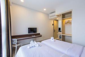 Tempat tidur dalam kamar di Sparks Odeon Sukabumi, ARTOTEL Curated