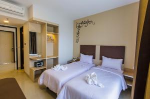 Tempat tidur dalam kamar di Sparks Odeon Sukabumi, ARTOTEL Curated