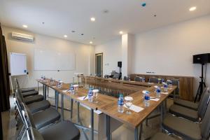 a conference room with a long table and chairs at Sparks Odeon Sukabumi, ARTOTEL Curated in Sukabumi
