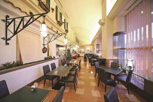 Restorāns vai citas vietas, kur ieturēt maltīti, naktsmītnē Art Hotel Joetsu