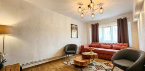 a living room with a couch and a table at Apartament Daria in Târgu Ocna