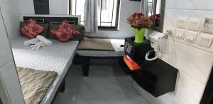 Una cama o camas en una habitación de Skystar Hostel