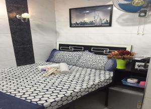 Una cama o camas en una habitación de Skystar Hostel