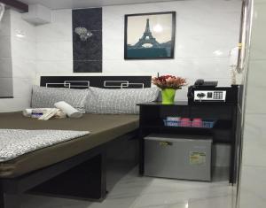 Una cama o camas en una habitación de Skystar Hostel