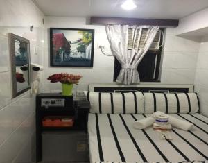 Una cama o camas en una habitación de Skystar Hostel