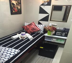 Una cama o camas en una habitación de Skystar Hostel