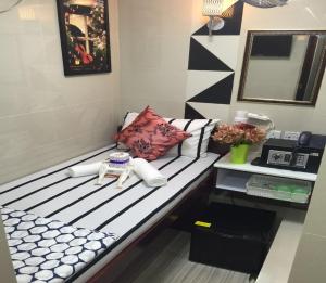 Una cama o camas en una habitación de Skystar Hostel